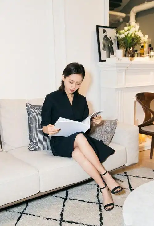 王子文赤脚化身暗夜精灵穿开叉裙秀美腿网友画风有点惊吓