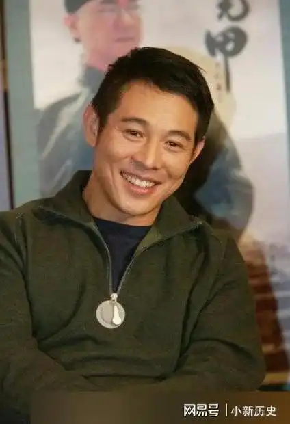 功夫巨星李连杰现身五台山,住持亲自来迎接,面容苍老需保镖搀扶