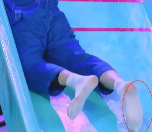 要不然他就直接滑下来了,不过蔡徐坤的脚上竟然穿这白袜子啊,因为没有