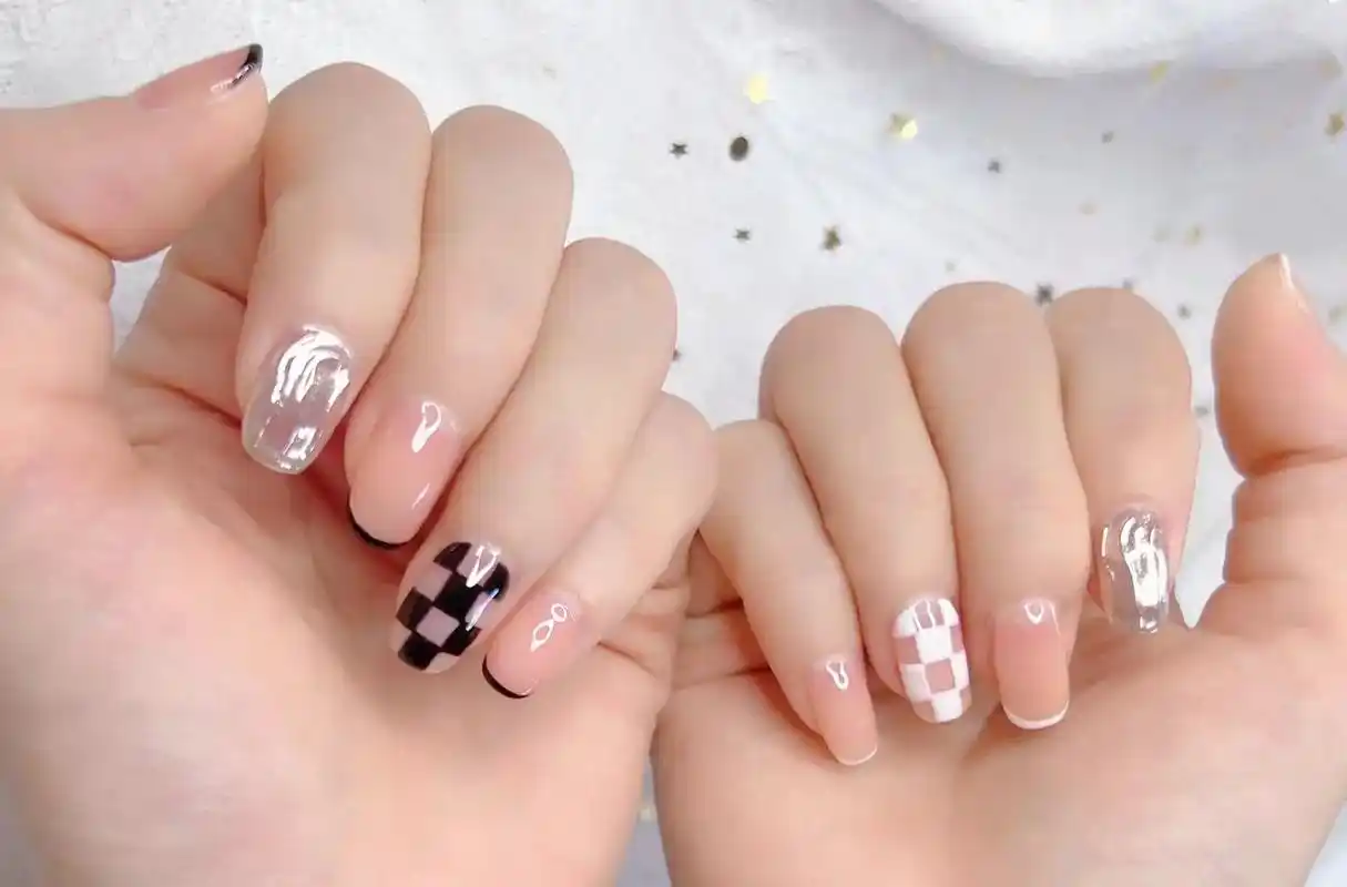 黑白棋盘格#美甲 #简约干净美甲款式推荐 #短指甲也可以这么 - 抖音