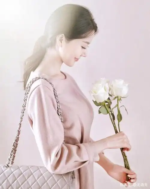 温柔婉约的女子,安安静静的样子,美得让人心动