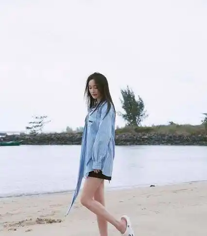 原创杨幂宅家健身大秀马甲线88斤体重再次创新低比刘亦菲自律多了