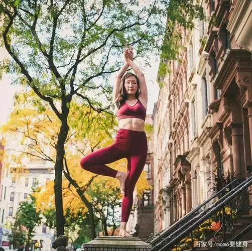 李一桐到底多会穿?贴身裙装尽显好身材,臀腰比让人移不开眼