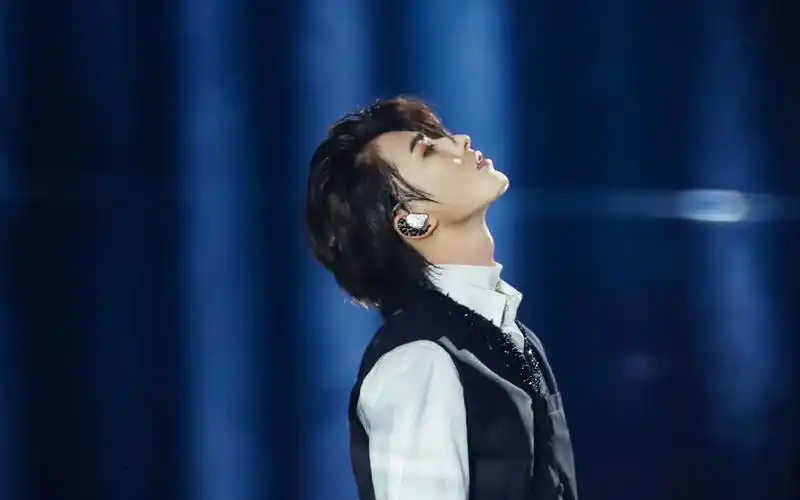 蔡徐坤默片合集灵魂坠入万丈深渊甘之若饴困在人间