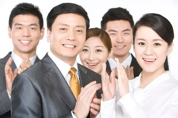 商务团队拍手欢迎