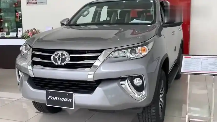 2020款丰田奔跑者24v到店近距离了解配置后才知道有多帅气