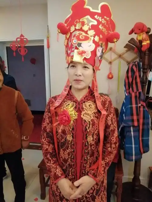 漂亮大方的喜婆