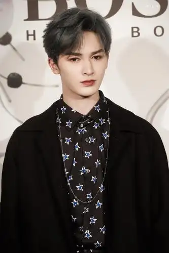 朱正廷zzt2021春夏时装秀爱与梦的故事未完待续