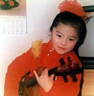 39张明星小时候照片,郭德纲小时候也很帅,王祖贤与摄影大师合影