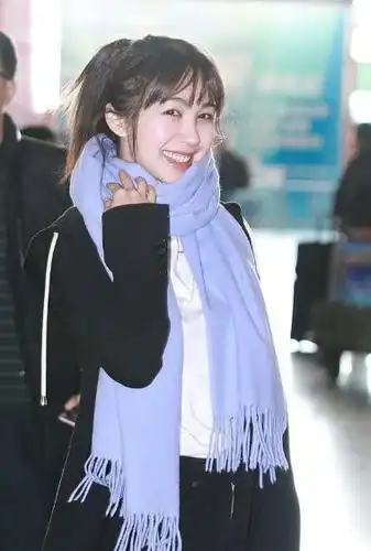 李菲儿素颜现机场, 寒冬天气下身连秋裤都不穿, 脸冻得煞白还笑