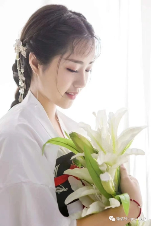 00后诗人展|67张苗苗:风带起落叶婆娑归入尘埃