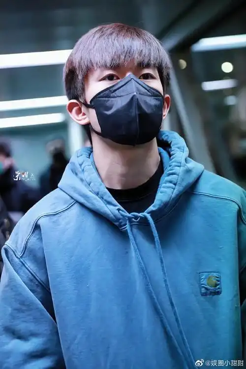 易烊千玺蓝色卫衣机场路透