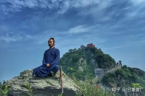 静心是打坐入门的关键若心不能清静一切修行之法皆无从落脚生根