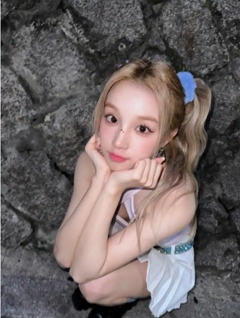 宋雨琦 宋雨琦晒出一组自拍,她扎双马尾减龄可爱,穿短裙甜美俏皮,在