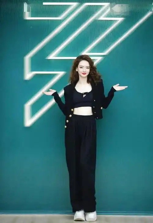 戚薇街拍腿好长!阔腿裤,选对鞋子显高又时髦!