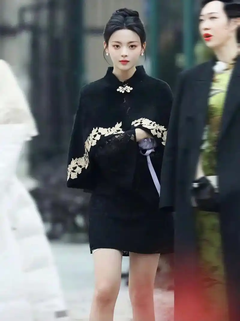 杨超越黑色披肩配短款旗袍造型没出圈,优雅美丽,小说里的贵族千金就是
