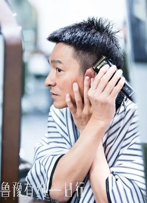 油头的特点是鬓角和后颈铲青,顶部头发适当留长,造型的时候只需要把