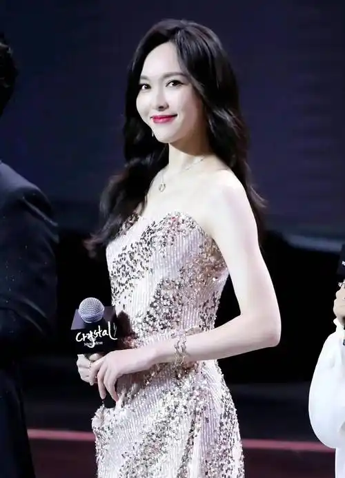 唐嫣武汉出席活动,身穿粉色亮片吊带,尽显温柔优雅气质!