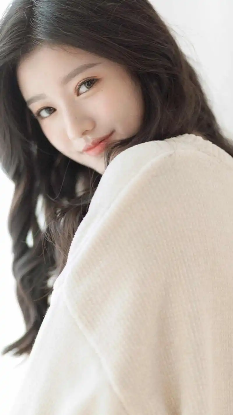 长卷发居家美女手机壁纸