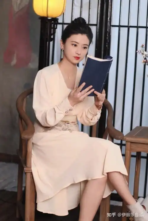 沈眉庄扮演者斓曦姐姐衣服都好美开春现代穿搭比古装还迷人