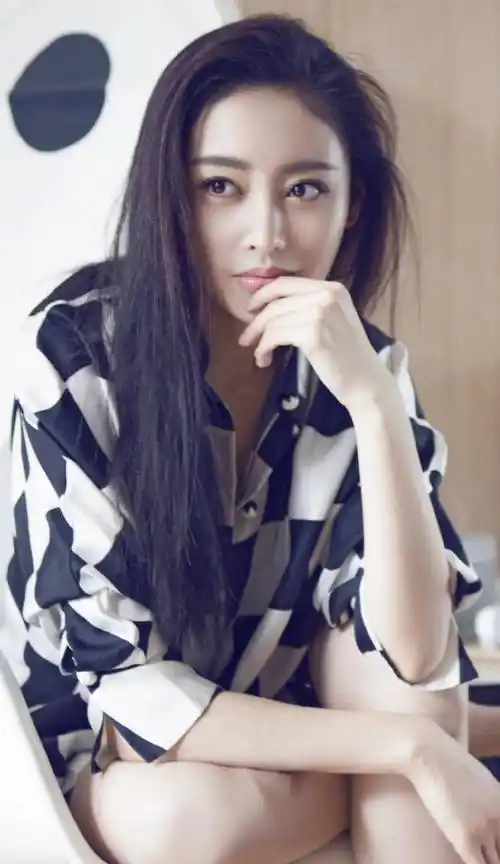 张天爱知性优雅,时尚靓丽,甜美的笑容散发着无限魅力_容貌_女神_自律