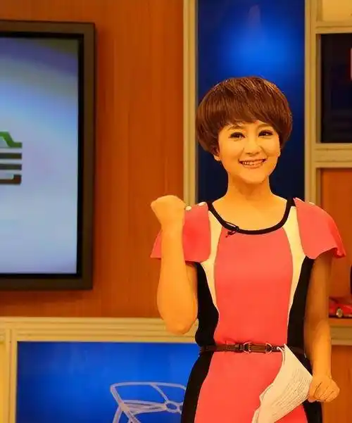 东方卫视主持人李菡,嫁大10岁二婚男邱启明,幸福恩爱令人羡慕_主理