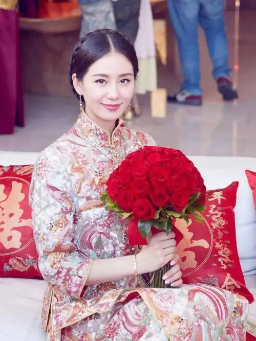 刘诗诗和吴奇隆,他们的喜服给人感觉端庄大方,刘诗诗的这身凤褂颜色