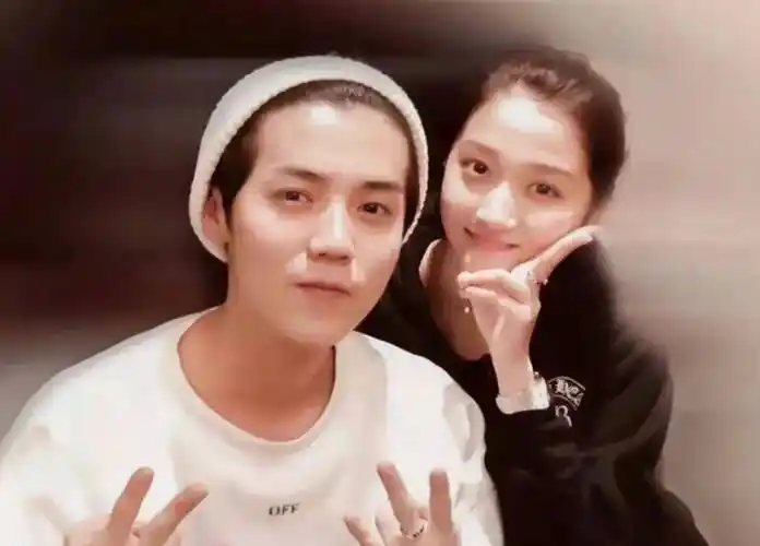 网友晒出鹿晗关晓彤合照,手机壁纸上的婚纱照疑似曝光_祝福_情侣_气息