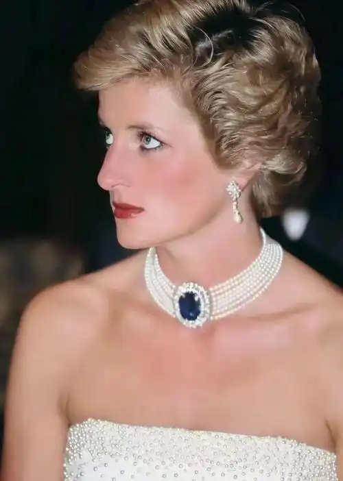 一对由4爪钻石 珍珠设计的耳环,因为戴安娜王妃的佩戴,成功出圈.