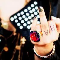 竖中指超拽的女生霸气头像看不见脸的各种鄙视手势