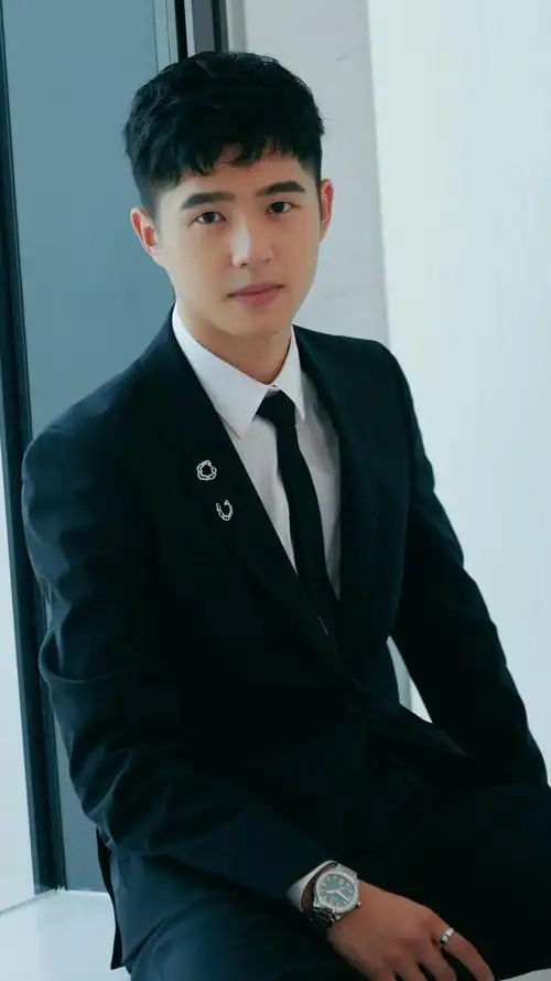 西装少年刘昊然时尚帅气写真