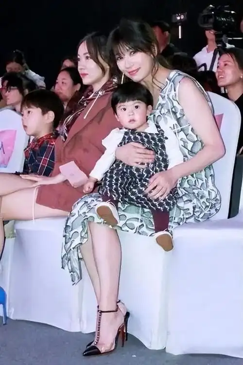 贾静雯年纪是大了点但穿斜肩裙仍有少女身材同框霍思燕不输