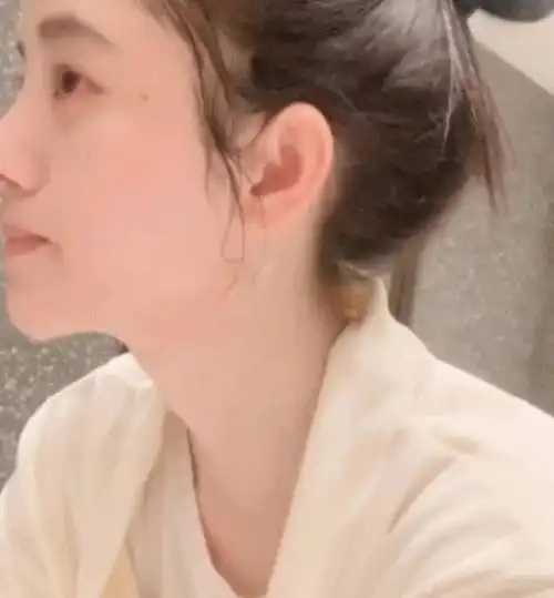 鞠婧祎晒素颜洗脸照大力揉鼻力证无整容这才是天然美人