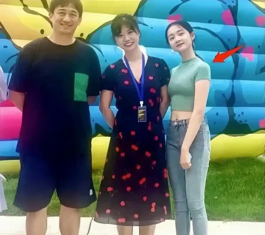 穿露脐装又甜又欲,才16岁身高1米7似孙莉翻版  新一代的偶像黄多多,以