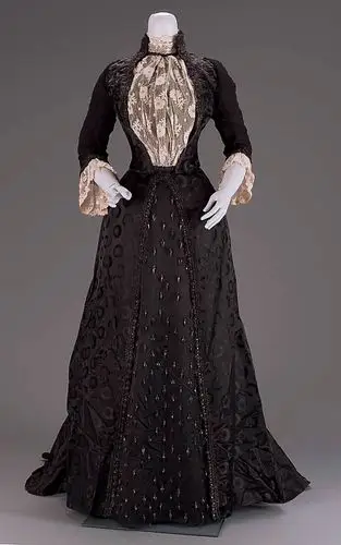 华美的欧洲女士古董裙