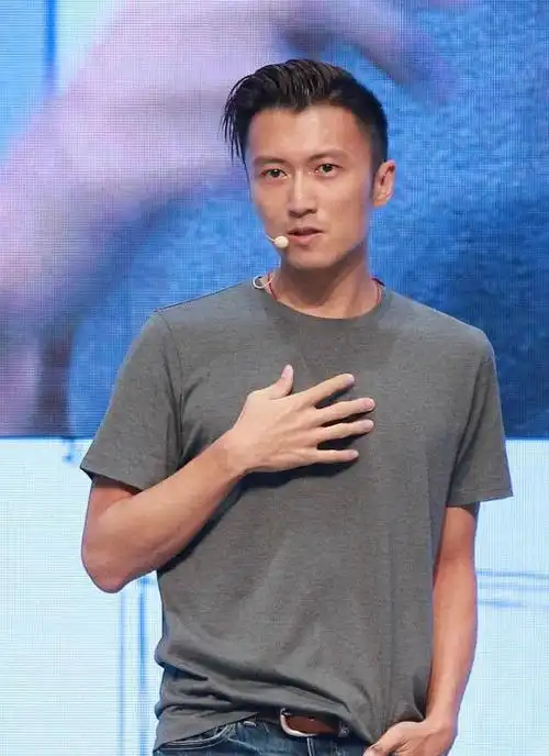 谢霆锋穿灰色的t恤,然后搭一条牛仔裤,随便一穿就很帅气!