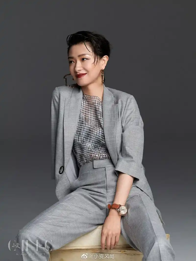 8日,万茜为某杂志拍摄的工业风大片释出.