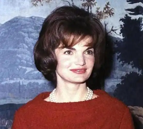 杰奎琳嫁总统,小4岁妹妹当王妃,比脸比钱比老公,较劲了一辈子