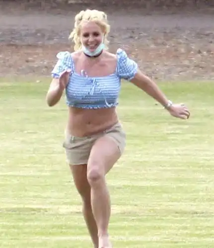 原创38岁小甜甜布兰妮来秀赘肉层层游泳圈绝了曾经的巨星如今太惨