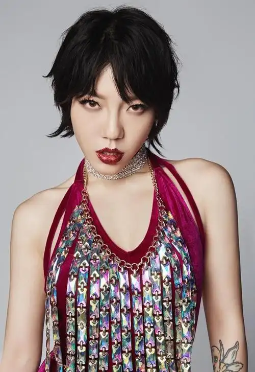 庾澄庆对此做过多次回应,明确表示两人并未在一起,但吴莫愁却总是故意