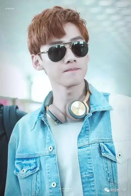 最近 任嘉伦现身机场,白色帽衫加红色夹克时尚亮眼,整个人潮范儿十足.