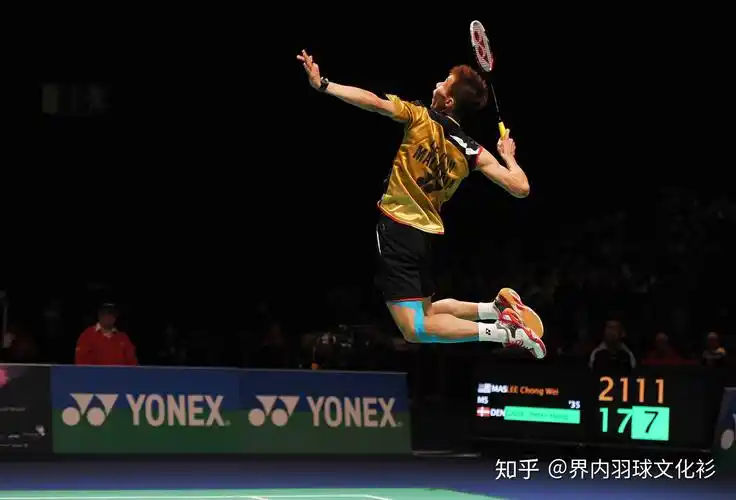 不仅因为身体素质接近普通人,也更因为他和众多球迷一样也是右手握拍.