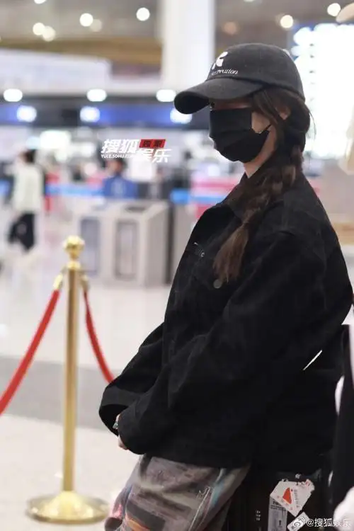 杨超越北京出发#杨超越机场路透掉落!