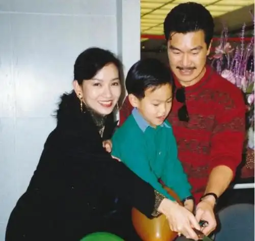 有知情人透露,与黄汉伟离婚是因为家暴,与现任黄锦燊相识正是和前夫