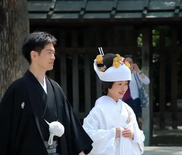 而女方则是穿的"白无垢",这是日本女子传统的婚礼礼服,其由来是在日本