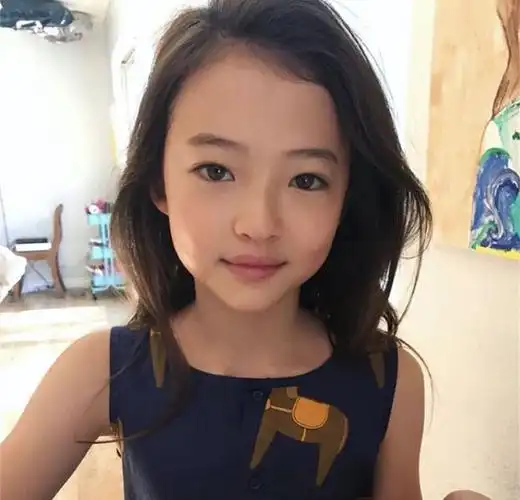 被这个美韩混血小女孩美哭了她被称为小金智妮却比她更高级脸