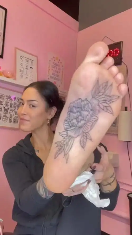 女子纹身在脚底意外爆红,有人愿意斥巨资买足照,还有人想上门嘬