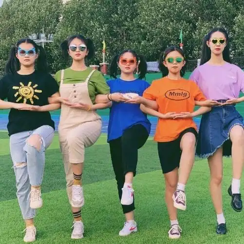 沙雕闺蜜照了解一下 解锁拍照新姿势!