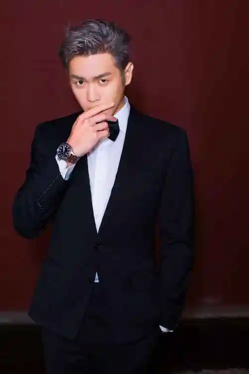 张若昀写真遮唇