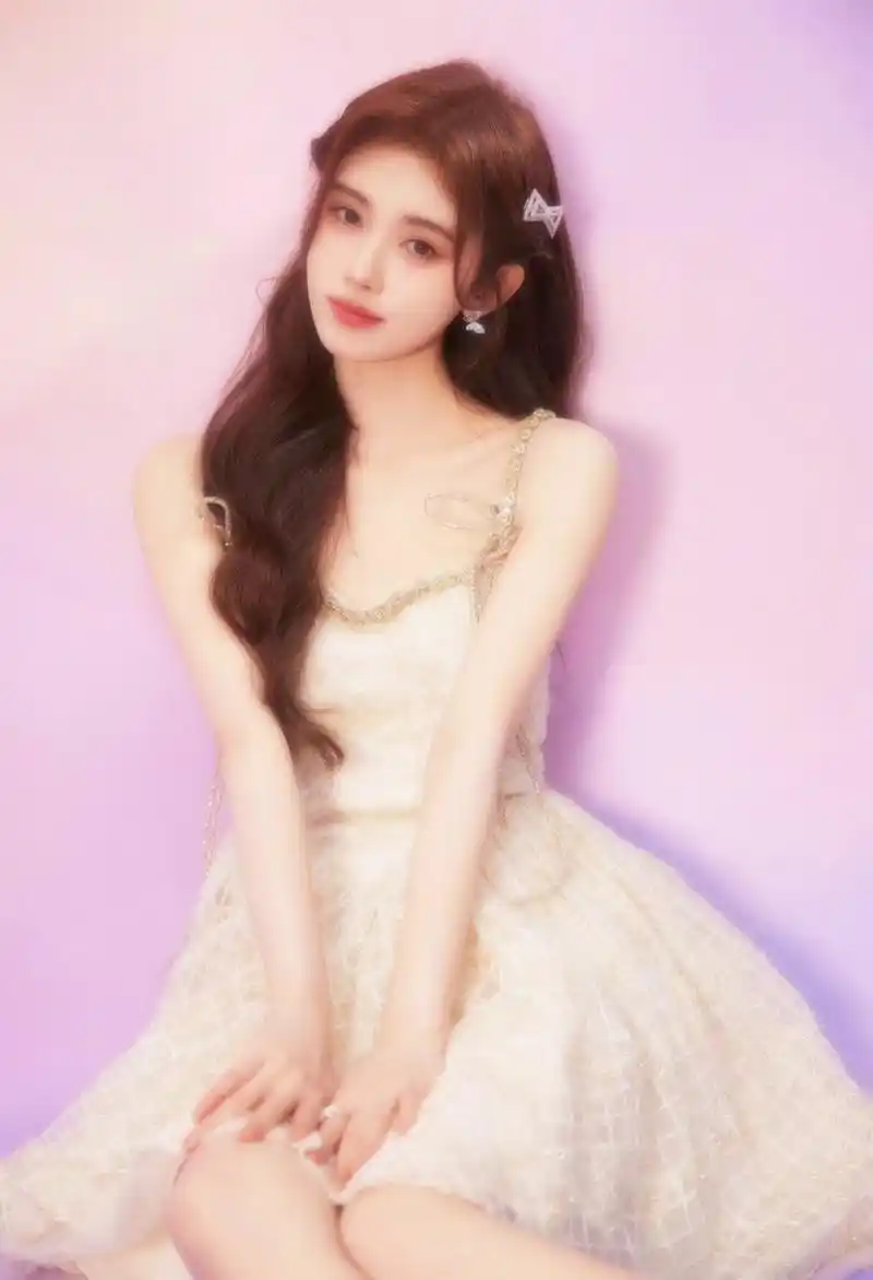 娱乐鞠婧祎仙女裙美腿  结尾